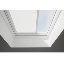 Nahaufnahme eines Dachfensters von innen