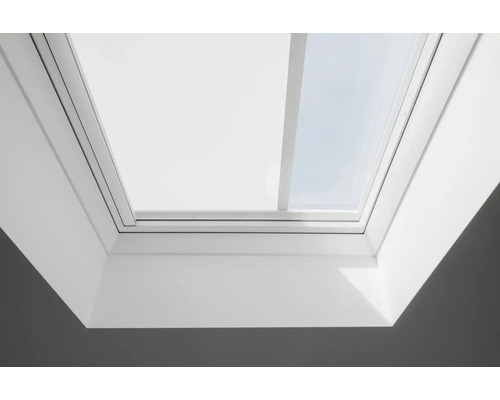 Nahaufnahme eines Dachfensters von innen