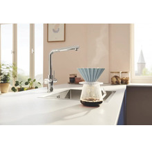 Küchenspüle mit Wasserhahn und Kaffeebereiter