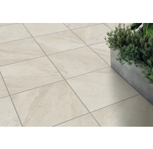 Verlegte Terrassenplatten mit Pflanzgefäß