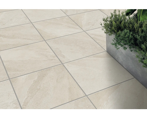 Verlegte Terrassenplatten mit Pflanzgefäß