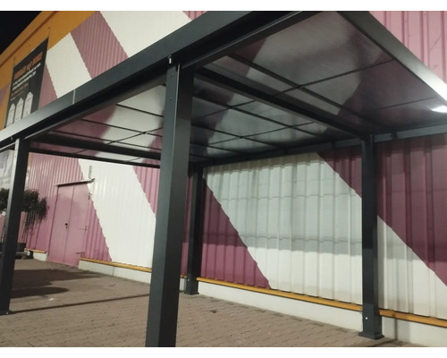 Metallpavillon mit transparentem Dach zum Schutz vor Witterungseinflüssen
