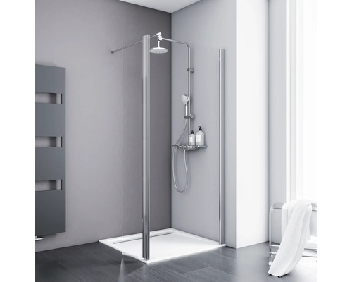 Dusche mit Glaswand, Duschkopf und Ablage im Badezimmer