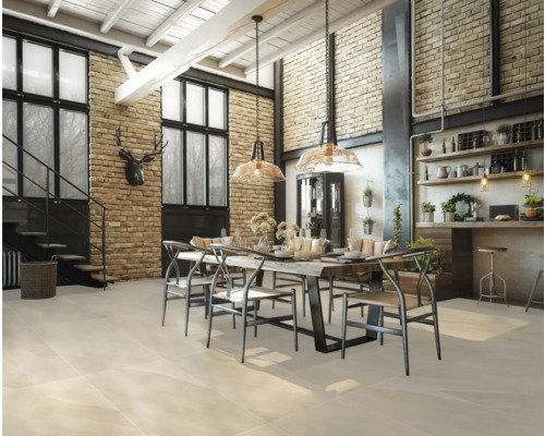 Esszimmer mit Esstisch, Stühlen, Beleuchtung und Fliesenboden in einem Loft-Stil.