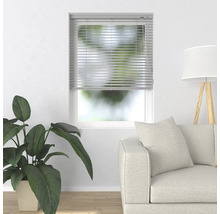 Innenraum mit Fenster und installierter Jalousie zur Beschattung