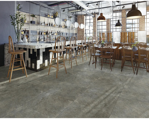 Gastraum mit Bar, Tischen und Stühlen im einheitlichen Design.