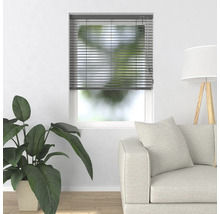 Fenster mit horizontalen Jalousien in einem Wohnzimmer