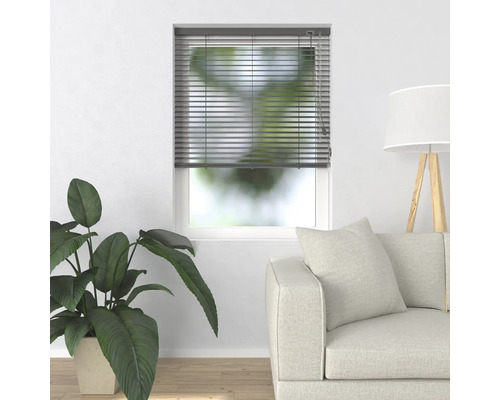 Fenster mit horizontalen Jalousien in einem Wohnzimmer