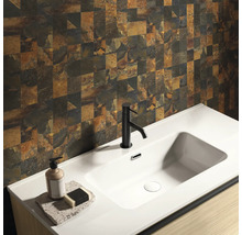 Badezimmer mit Waschbecken, Armatur, Seife und Wandfliesen im Mosaikdesign
