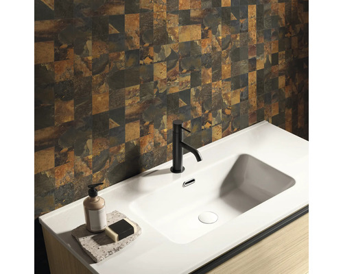 Badezimmer mit Waschbecken, Armatur, Seife und Wandfliesen im Mosaikdesign