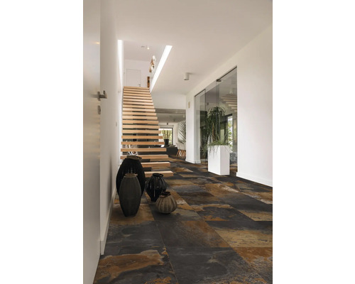 Flur mit Holztreppe, Dekoration und Bodenfliesen in Steinoptik
