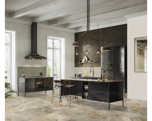Helle Küche mit dunklen Küchenschränken, Dunstabzugshaube, Kücheninsel, Barhockern und Deckenbalken