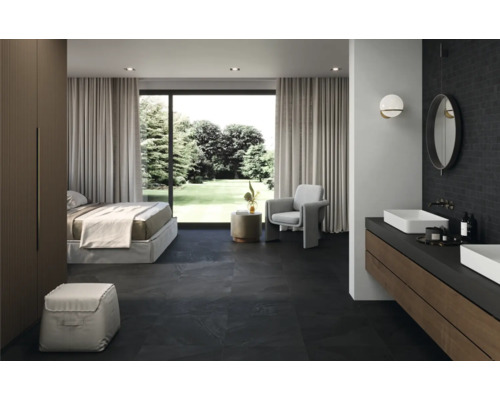 Helles Schlafzimmer mit Badezimmer und dunklem Steinboden