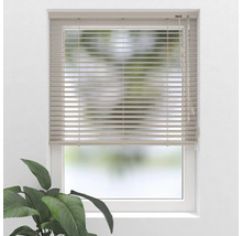 Fenster mit horizontalen Jalousien zur Lichtsteuerung