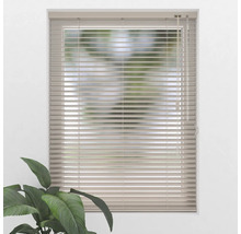 Fenster mit horizontalen Jalousien zur Lichtregulierung.