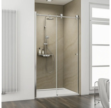 Badezimmer mit Duschkabine mit Schiebetür, Duschkopf und Handbrause