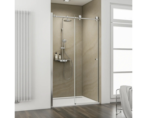 Badezimmer mit Duschkabine mit Schiebetür, Duschkopf und Handbrause