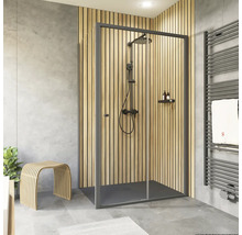 Duschkabine mit schwarzem Rahmen, Duschkopf und Handbrause in einem modern gestalteten Badezimmer.