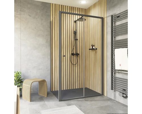 Schiebetür mit Seitenwand Schulte Trend 2.0 1600x900x2000 mm Echtglas Klar hell schwarz Seitenwandanschlag links Türanschlag rechts Badezimmer mit ebenerdiger Dusche, Handtuchwärmer und Holzhocker