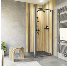 Badezimmer mit Duschkabine, Holzverkleidung, Hocker und Handtuchwärmer