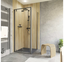 Badezimmer mit Dusche, Duschhocker und Handtuchwärmer