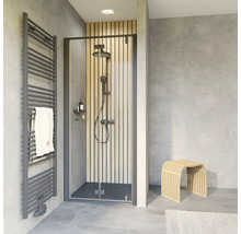 Modernes Badezimmer mit Duschkabine, Handtuchwärmer und Hocker