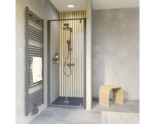 Modernes Badezimmer mit Duschkabine, Handtuchwärmer und Hocker