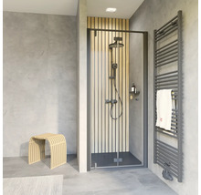 Modernes Badezimmer mit Dusche, Handtuchwärmer und Holzhocker