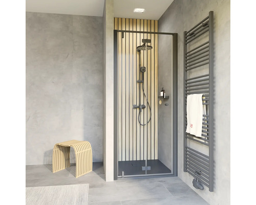 Modernes Badezimmer mit Dusche, Handtuchwärmer und Holzhocker