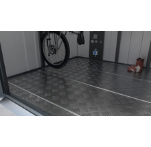 Innenraum einer Gerätebox mit Bodenplatte, Fahrrad und Stiefel