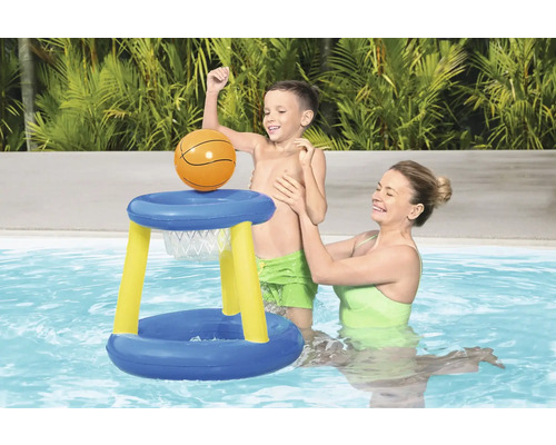 Aufblasbarer Basketballkorb im Pool mit Kind und Erwachsenem