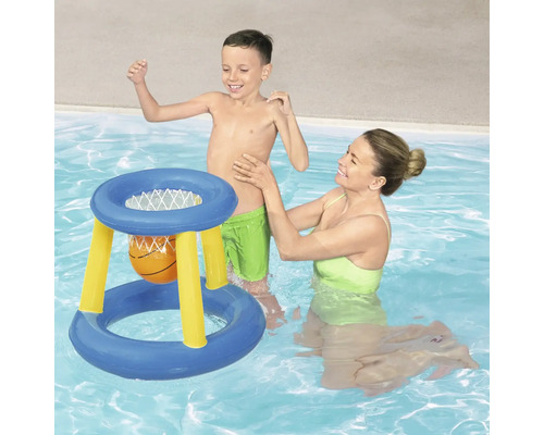 Mutter und Kind spielen mit einem aufblasbaren Basketballkorb im Schwimmbad