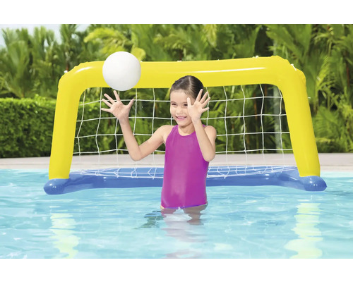 Mädchen spielt mit aufblasbarem Wasserballtor im Pool