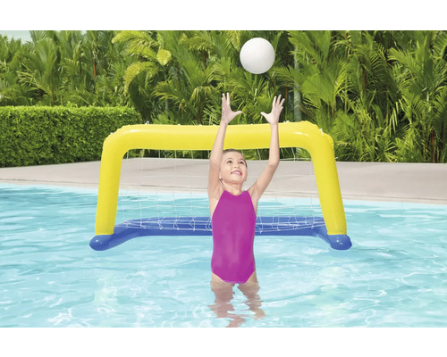 Mädchen spielt mit aufblasbarem Wasserballtor im Pool