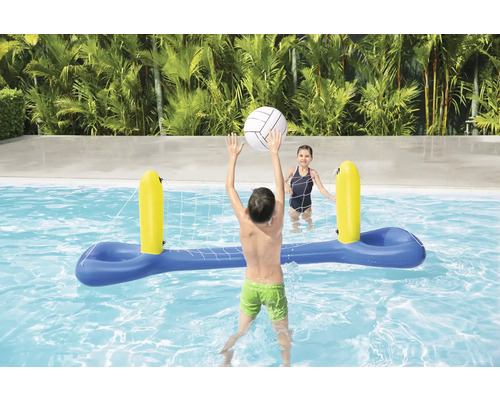 Kinder spielen mit einem aufblasbaren Volleyballnetz im Pool.