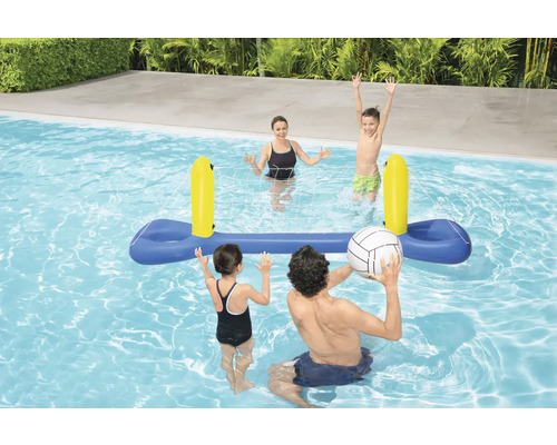 Familie spielt mit einem aufblasbaren Volleyballnetz im Schwimmbad