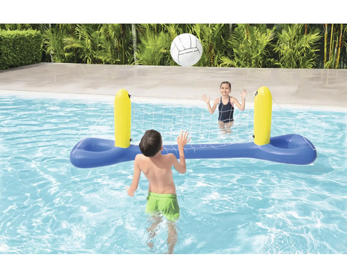 Aufblasbares Volleyballnetz im Schwimmbad mit spielenden Kindern