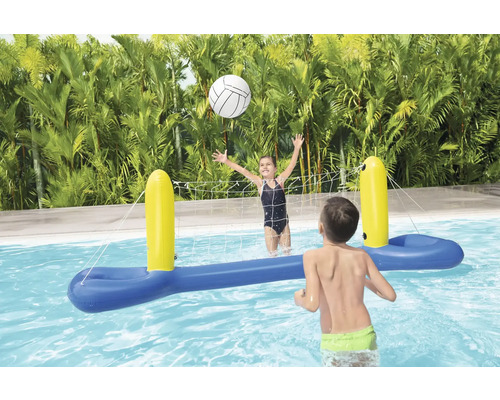Aufblasbares Volleyballnetz im Schwimmbad mit spielenden Kindern