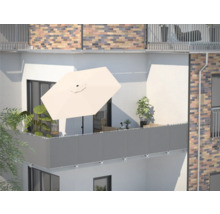 Balkon mit Sichtschutz, Sonnenschirm und Pflanzen