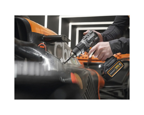 Akkubohrmaschine im Einsatz an einem Fahrzeug