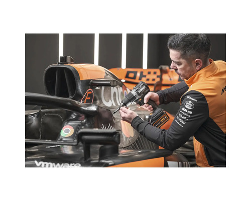 Ein Mann benutzt einen Akku-Bohrschrauber von DeWalt an einem Rennwagen.