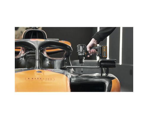 Eine Person bohrt mit einer DeWalt Bohrmaschine an einem Rennwagen.