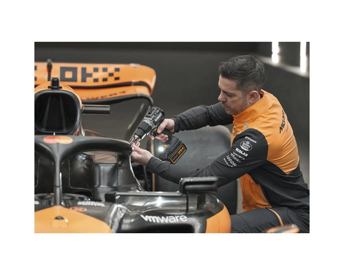 Ein Mann verwendet einen DeWalt Akkuschrauber an einem Rennwagen.