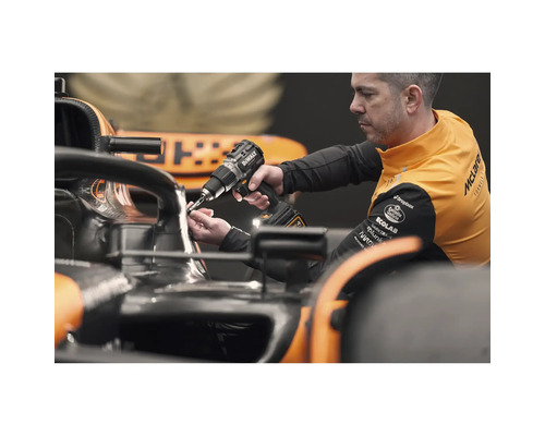 Ein Mann benutzt einen Akku-Bohrschrauber von DeWalt an einem Fahrzeug.