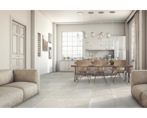 Heller Wohnraum mit Sofa, Esstisch und Küche im Hintergrund