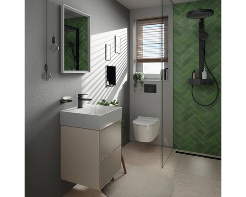 Badezimmer mit Waschtisch, Spiegel, Toilette und Dusche
