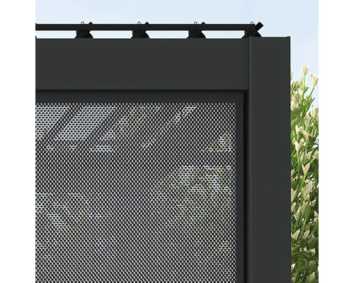 Detailansicht einer Pavillon Seitenwand mit Metallgittereinsatz