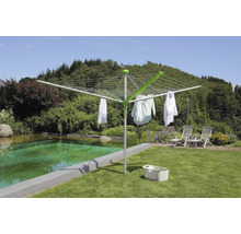 Drehflügel-Wäscheständer im Garten mit Wäsche, Wäschekorb und Gartenmöbeln