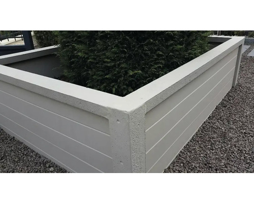 Großer Pflanzkasten aus Beton mit Holzeinsätzen und Bepflanzung