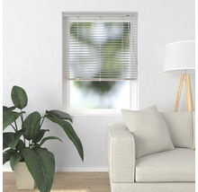 Wohnzimmer mit Fenster und installierten Jalousien zur Lichtregulierung